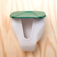 Olba Pluimvee voerbak - Innovatief V-Shape - 2,5 kg - inclusief ophangsysteem en schroefjes - kippenvoerbak - antiverspilling en handig in gebruik