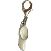 Zeeuws Meisje clip met hollandse bedel klompje verzilverd bewerkt met witte emaille, voor bedelarmband of tas.