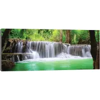 Canvas Schilderij - Magische waterval - Natuur - Jungle - Plant - Waterval - Groen - Schilderij Woonkamer - Schilderijen op - Inclusief Frame - 45x145cm (LxB)