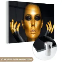 MuchoWow Glasschilderij 60x40 cm - Schilderij acrylglas - Vrouw - Portret - Goud - Luxe - Zwart - Foto op glas - Schilderijen