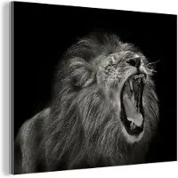 MuchoWow Wanddecoratie Metaal - Aluminium Schilderij Industrieel - Leeuw - Wild - Jagen - 120x90 cm - Dibond - Foto op aluminium - Industriële muurdecoratie - Voor de woonkamer/slaapkamer
