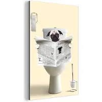 MuchoWow Wanddecoratie Metaal - Aluminium Schilderij Industrieel - Hond - Pug - Toilet - Krant - Dier - 120x180 cm - Dibond - Foto op aluminium - Industriële muurdecoratie - Voor de woonkamer/slaapkamer