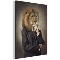 MuchoWow Wanddecoratie Metaal - Aluminium Schilderij Industrieel - Leeuw - Smoking - Schilderij - 120x160 cm - Dibond - Foto op aluminium - Industriële muurdecoratie - Voor de woonkamer/slaapkamer