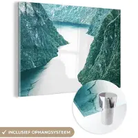 MuchoWow Glasschilderij 180x120 cm - Schilderij acrylglas - Natuur - Bergen - Groen - Rivier - Foto op glas - Schilderijen