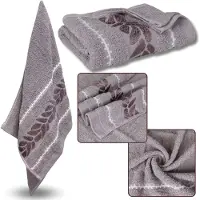 Sarcia.eu Cappuccino katoenen handdoek met decoratief borduursel, badhanddoek bladeren 70x135 cm