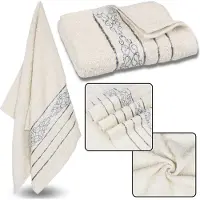 Sarcia.eu Roomkleurige Katoenen Handdoek met Decoratief Borduurwerk, Grijs Borduurwerk, Badhanddoek 70x135 cm