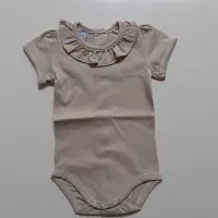 Babidu Romper Ronde Roezel Kraag | 1118 | Zandkleur | Korte Mouw | 12 maand | maat 80