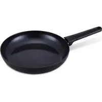 Brabantia NERO Koekenpan - Ø 28 cm - Ergonomisch en licht - 100% PFAS vrij- 100% Gerecycleerd -Keramische Anti-aanbaklaag - Geschikt voor alle warmtebronnen – Zwart