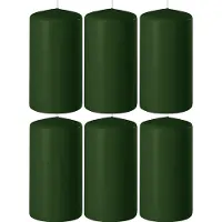 Enlightening Candles 8x Donkergroene cilinderkaarsen/stompkaarsen 6 x 8 cm 27 branduren - Geurloze kaarsen donkergroen - Woondecoraties