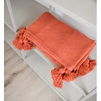 Poufs&Pillows Dekentje - pompom deken oranje – Handgemaakt - Ideaal als sprei voor je bed of deken voor op de bank - 200 x 150 cm - Plaid woon- en slaapkamer