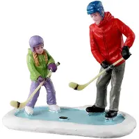 Lemax Vail Village Kerstdorpminiatuur Father Daughter Practice Time (hockey Oefenen) 4,5 X 2,6 X 5,2 Cm