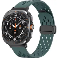 Bandz Sport band 'Air' met magnetische D-buckle sluiting - geschikt voor Samsung Galaxy Watch Ultra 2 (2026) / Ultra (2024/2025) - hoogwaardig siliconen materiaal smartwatch bandje (dennengroen)