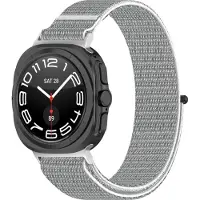 Strap-it Nylon smartwatch bandje met klittenbandsluiting - geschikt voor de Samsung Galaxy Watch Ultra 2 (2026) / Ultra (2024/2025) - zeeschelp