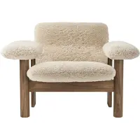 Audo Copenhagen Brasilia fauteuil low back Walnut-Nature sheepskin curly