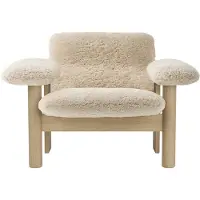 Audo Copenhagen Brasilia fauteuil low back Natural oak-Nature sheepskin curly