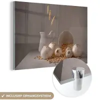 MuchoWow Glasschilderij 30x20 cm - Schilderij acrylglas - Uien - Stilleven - Wit - Beige - Foto op glas - Muurdecoratie woonkamer - Wanddecoratie slaapkamer - Schilderijen