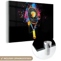 MuchoWow Glasschilderij 90x60 cm - Schilderij acrylglas - Graffiti - Sport - Tennis - Raket - Bal - Foto op glas - Muurdecoratie woonkamer - Wanddecoratie slaapkamer - Schilderijen