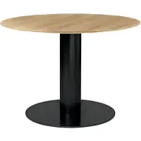 Gubi - GUBI 2.0 Dining Table, Ø 110 cm, Top: Wood - Oak, Base: Black - Eettafels - Houtkleurig - Metaal/Hout