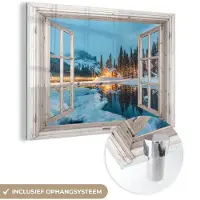 MuchoWow Glasschilderij 120x80 cm - Schilderij acrylglas - Doorkijk - Winterlandschap - Natuur - Huis - Bergen - Foto op glas - Muurdecoratie woonkamer - Wanddecoratie slaapkamer - Schilderijen