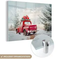 MuchoWow Glasschilderij 180x120 cm - Schilderij acrylglas - Auto - Rood - Cadeaus - Winter - Sneeuw - Kerst - Foto op glas - Muurdecoratie woonkamer - Wanddecoratie slaapkamer - Schilderijen