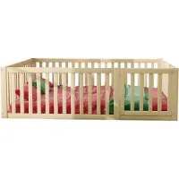 Merax Kinderbed 140x200 cm – Houten Bedframe met Omheining en Deur – Zonder Lattenbodem – Massief Dennenhout – Speels & Veilig – Naturel Houtkleur Bruin