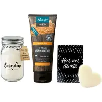 Kneipp Cadeauset Men Sterkte Beterschap - Men Douche foam 200 ml Warm Woods - Paper Dreams Kaars Black & White Beterschap - Soap & Gift Doosje vol zeep "Sterkte"