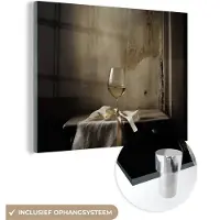 MuchoWow Glasschilderij 160x120 cm - Schilderij acrylglas - Strik - Beige - Witte - Wijn - Foto op glas - Muurdecoratie woonkamer - Wanddecoratie slaapkamer - Schilderijen
