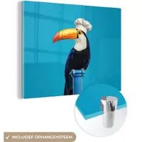 MuchoWow Glasschilderij 160x120 cm - Schilderij acrylglas - Tucan - Sokkel - Vogel - Koksmuts - Foto op glas - Muurdecoratie woonkamer - Wanddecoratie slaapkamer - Schilderijen