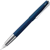 Lamy Studio Imperialblue vulpen – elegante, volledig metalen behuizing – met propellerclip en stalen penpunt in medium dikte (M) – inclusief inktpatroon T 10 blauw