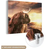 MuchoWow Glasschilderij 40x30 cm - Schilderij acrylglas - Schotse hooglander - Zon - Horizon - Koe - Dieren - Foto op glas - Muurdecoratie woonkamer - Wanddecoratie slaapkamer - Schilderijen