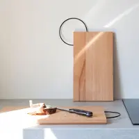 Vij5 - Plain Board | design snijplank, massief beuken, druivenpitolie - Medium - ca. 17 x 29 cm - met zwart gepoedercoate ring op de hoek