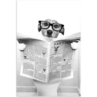 PosterMonkey Poster 20x30 cm - Hond - Krant - Toilet - Zwart wit - Dieren - Posters - Wanddecoratie badkamer - Muurdecoratie WC - Decoratieve accessoires - Toilet muur decoratie
