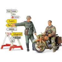 Tamiya Modelbouwpakket Diorama - 35241 Diorama-Set Motorcycle Orderly w/2 Figures Plastic - 1:35 - Modelbouw