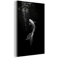 MuchoWow Aluminium schilderij 120x180 cm - Wanddecoratie metaal - Koi - Vis - Wit - Zwart - Metalen muurdecoratie woonkamer - Decoratie industrieel - Foto op dibond - Industriële accessoires slaapkamer
