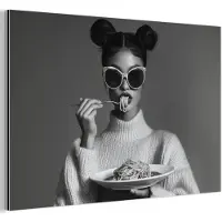 MuchoWow Aluminium schilderij 120x80 cm - Wanddecoratie metaal - Vrouw - Pasta - Zonnebril - Metalen muurdecoratie woonkamer - Decoratie industrieel - Foto op dibond - Industriële accessoires slaapkamer