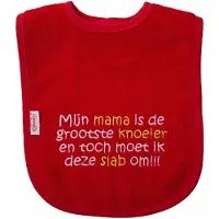 Funnies Rode slab met "Mijn mama is de grootste knoeier en toch moet ik deze slab om" - moederdag, mamma, moeder, knoeien, knoeiertje, eten, kraamcadeautje, cadeautje