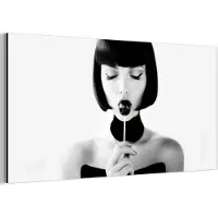 MuchoWow Aluminium schilderij 120x60 cm - Wanddecoratie metaal - Vrouw - Lolly - Zwart - Wit - Metalen muurdecoratie woonkamer - Decoratie industrieel - Foto op dibond - Industriële accessoires slaapkamer