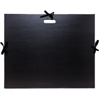 Exacompta tekenmap zwart voor 50x70 cm, met handvat, 3 riemsluitingen, stoffen rug tot 3 cm, verstevigde hoeken