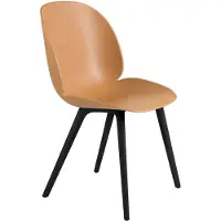 Gubi Beetle Plastic stoel amber brown, zwarte poten