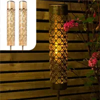 GADGY Solar Tuinverlichting – 2x Staande Lampen met Bewegend Vlam Effect – Goud Metaal – LED Sfeerlampen op Zonne-energie – Voor Buiten – Weerbestendig – 98 cm Hoog - Grondspies