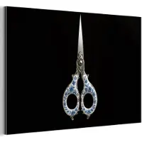 MuchoWow Aluminium schilderij 120x80 cm - Wanddecoratie metaal - Schaar - Delfts blauw - Zwart - Metalen muurdecoratie woonkamer - Decoratie industrieel - Foto op dibond - Industriële accessoires slaapkamer