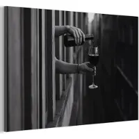MuchoWow Aluminium schilderij 180x120 cm - Wanddecoratie metaal - Wijnfles - Glas - Handen - Raam - Metalen muurdecoratie woonkamer - Decoratie industrieel - Foto op dibond - Industriële accessoires slaapkamer