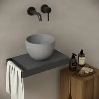 Guido Gusto Toiletmeubel frame zwart plateau eiken zwart voor waskom met handoekbeugel Berdine 36x22.5x5cm links