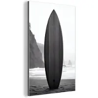 MuchoWow Aluminium schilderij 60x90 cm - Wanddecoratie metaal - Surfplank - Zand - Zee - Metalen muurdecoratie woonkamer - Decoratie industrieel - Foto op dibond - Industriële accessoires slaapkamer