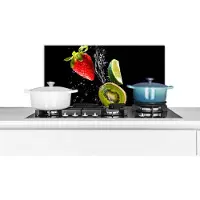 KitchenYeah Spatscherm keuken 60x30 cm - Kookplaat achterwand Fruit - Water - Zwart - Stilleven Aardbei - Kiwi - Muurbeschermer - Spatwand fornuis - Hoogwaardig aluminium