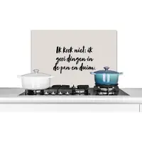 KitchenYeah Spatscherm keuken 70x50 cm - Kookplaat achterwand Ik kook niet; ik gooi dingen in de pan en duim - Taupe - Quote - Muurbeschermer - Spatwand fornuis - Hoogwaardig aluminium
