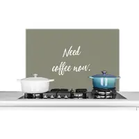 KitchenYeah Spatscherm keuken 80x55 cm - Kookplaat achterwand Spreuken - Quotes - Need coffee now - Koffie - Muurbeschermer - Spatwand fornuis - Hoogwaardig aluminium