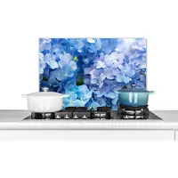 KitchenYeah - Spatscherm - Spatwand - Hortensia - Bloemen - Natuur - Waterdruppel - Blauw - 60x40 cm - Achterwand keuken - Spatscherm keuken - Spatscherm bloemen - Keuken decoratie - Muurbeschermer