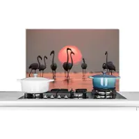 KitchenYeah Spatscherm keuken - Flamingo - Zon - Roze - Vogel - Tropisch - 80x55 cm - Spatwand - Acherwand keuken - Spatscherm dieren - Keuken decoratie