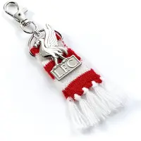The Carat Shop - Liverpool Voetbal Club Rode Sjaal en Logo Bedel Rugzak hanger
